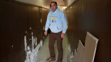 Edwin Cosme, propietario de una casa en Coney Island, está esperando por la ayuda para reparar su vivienda.