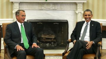 El líder de la Cámara de Representantes, John Boehner, habla con el presidente Obama en la Oficina Oval de la Casa Blanca.