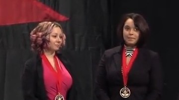 Gina de Jesús (izq.), Amanda Berry y Michelle Knight recibieron la medalla del “Premio Anual al Coraje".