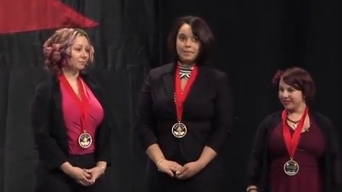 Gina de Jesús (izq.), Amanda Berry y Michelle Knight recibieron la medalla del “Premio Anual al Coraje".