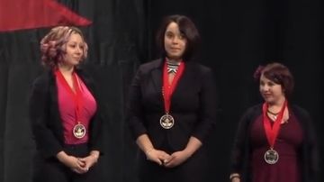 Gina de Jesús (izq.), Amanda Berry y Michelle Knight recibieron la medalla del “Premio Anual al Coraje".