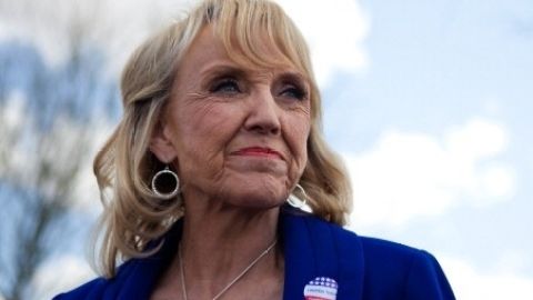 Todas las miradas están sobre la gobernadora Jan Brewer, ya que es una incógnita si firmará o no la ley.