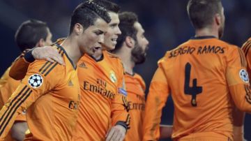 Los jugadores del Real Madrid Cristiano Ronaldo, Gareth Bale y Sergio Ramos celebran uno de los goles del triunfo merengue