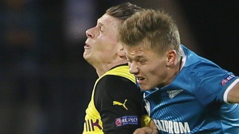 El centrocampista del Zenit de San Petersburgo Oleg Shatov (der.) pelea por el control del balón con Lukasz Piszczek.