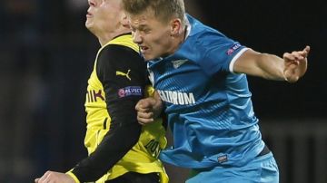 El centrocampista del Zenit de San Petersburgo Oleg Shatov (der.) pelea por el control del balón con Lukasz Piszczek.