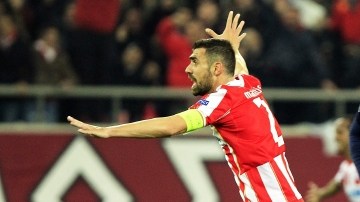 Giannis Maniatis celebra un gol ante Wayne Rooney en el encuentro de ida de los octavos de final de la Liga de Campeones.