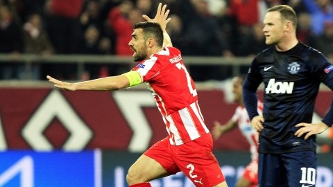 Giannis Maniatis celebra un gol ante Wayne Rooney en el encuentro de ida de los octavos de final de la Liga de Campeones.