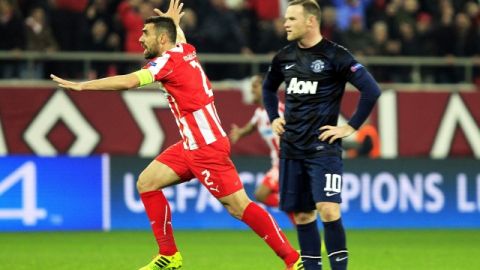 Giannis Maniatis celebra un gol ante Wayne Rooney en el encuentro de ida de los octavos de final de la Liga de Campeones.
