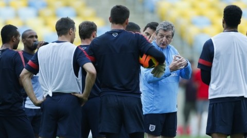 El técnico de Inglaterra, Roy Hodgson (centro), desea  que sus jugadores lleguen sin miefo al Mundial.