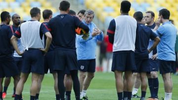 El técnico de Inglaterra, Roy Hodgson (centro), desea  que sus jugadores lleguen sin miefo al Mundial.