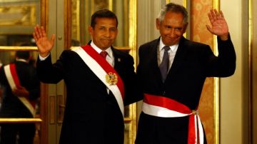 Ollanta Humala,izquierda, y René Cornejo luego de la juramentación.