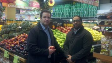 Jorge Guillén (izquierda) y Alex Inoa, coordinadores del supermercado por internet TheEasymarket.com.