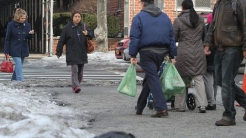 Aunque caerá poca nieve hoy, dadas las frígidas temperaturas se deben extremar las precauciones para evitar resbalones.