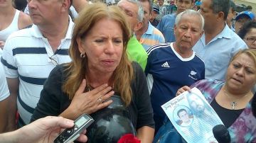 Carmen González durante el cortejo fúnebre de su hijo Jimmy Vargas.
