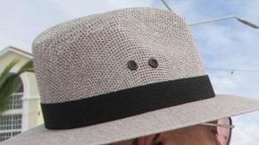 Los paseantes se toman fotografías afuera del condominio donde fue aprehendido "El Chapo".