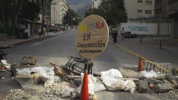 Las barricadas creadas por los propios ciudadanos se han extendido por la mayoría de ciudades venezolanas.