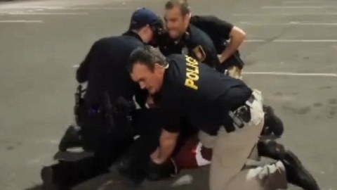 Rodriguez intentaba calmar a su esposa cuando fue confrontado por cinco oficiales.