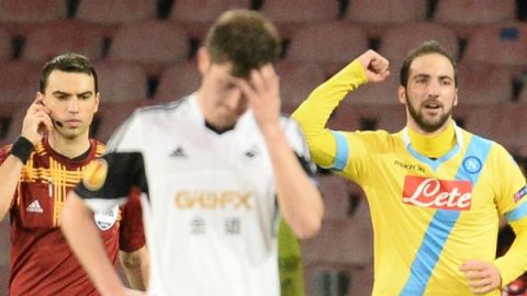 El jugador argentino del Nápoles Gonzalo Higuain (d) celebra un gol ante el Swansea