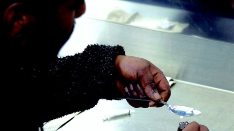 Un heroinómano prepara una dosis  con benzodiacepina y heroína. Cada semana se trafican en el estado unos dos millones de dólares de heroína, procedente de Boston o Nueva York.