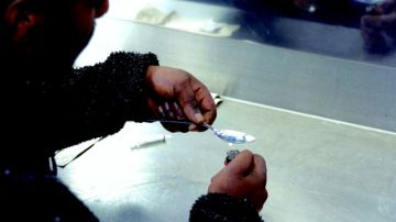 Un heroinómano prepara una dosis  con benzodiacepina y heroína. Cada semana se trafican en el estado unos dos millones de dólares de heroína, procedente de Boston o Nueva York.