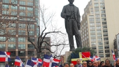 Dominicanos en NYC  homenajearon al prócer quisqueyano, Juan Pablo Duarte, delante de su estatua ubicada en la Plazoleta La Trinitaria, en Manhattan.