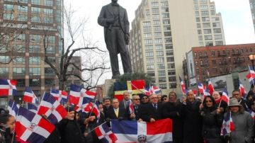 Dominicanos en NYC  homenajearon al prócer quisqueyano, Juan Pablo Duarte, delante de su estatua ubicada en la Plazoleta La Trinitaria, en Manhattan.