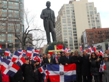 Dominicanos en NYC  homenajearon al prócer quisqueyano, Juan Pablo Duarte, delante de su estatua ubicada en la Plazoleta La Trinitaria, en Manhattan.