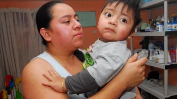 La mexicana Martha Suárez sostiene a su pequeño Justin López (2) quien padece un extraño tipo de cáncer, según el diagnóstico de los especialistas.