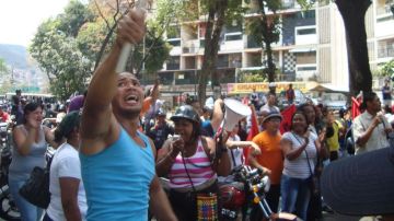 El motorizado de la franela azul fue uno de los señalados de amenazar a las mujeres que vestidas de blanco marchaban en paz en Caracas el miércoles.