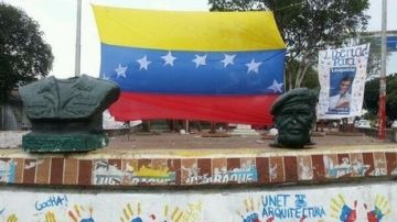 Derriban una estatua en honor al fallecido presidente Hugo Chávez en San Antonio, estado Táchira.