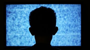 Demasiada televisión fomenta el sedentarismo y el aislamiento.