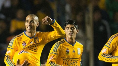 Los jugadores de Tigres celebran uno de los ocho goles que le propinaron al Puebla