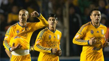 Los jugadores de Tigres celebran uno de los ocho goles que le propinaron al Puebla