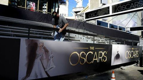 Las enormes estatuas doradas del Oscar, han sido cubiertas con plásticos.