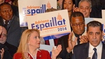 Rodeado por seguidores que gritaban  "Es pa'lla que vamos", el senador estatal Adriano Espaillat anunció que se postulará a una curul del Congreso.
