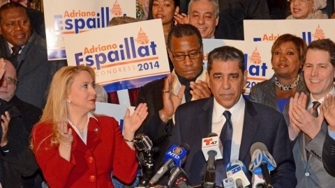 Rodeado por seguidores que gritaban  "Es pa'lla que vamos", el senador estatal Adriano Espaillat anunció que se postulará a una curul del Congreso.