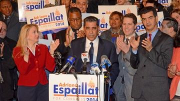 Rodeado por seguidores que gritaban  "Es pa'lla que vamos", el senador estatal Adriano Espaillat anunció que se postulará a una curul del Congreso.