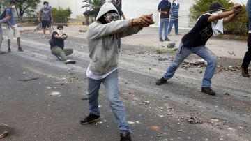 Los “guarimberos gochos”, como se conoce a los jóvenes atrincherados en barricadas, se enfrentaron a militares.