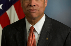 Jeh Johnson explica cómo funciona la ley de Cuidado de Salud a bajo precio para las familias de inmigrantes.