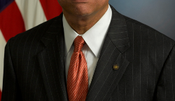 Jeh Johnson explica cómo funciona la ley de Cuidado de Salud a bajo precio para las familias de inmigrantes.