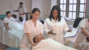 En una clase, en California, enseñan los diferentes tipos de masajes que existen.
