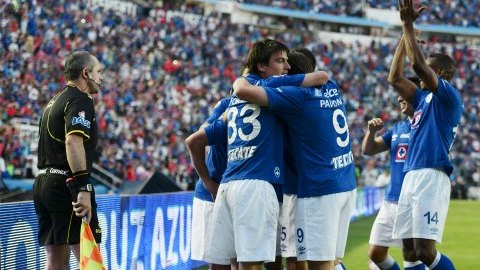 Christian "Chaco" Giménez celebra con los jugadores del Cruz Azul u gol que le dio el triunfo a la Máquina 1-0 sobre Toluca