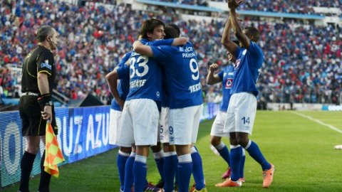 Christian "Chaco" Giménez celebra con los jugadores del Cruz Azul u gol que le dio el triunfo a la Máquina 1-0 sobre Toluca