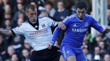 Eden Hazard, del Chelsea, disputa el esférico con Brede Hangeland, del Fulham