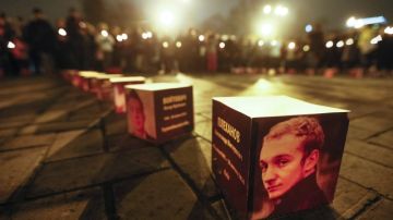 Vista general del homenaje a las víctimas fallecidas en los disturbios ocurridos recientemente, en Kiev (Ucrania).