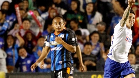 Rogelio Chávez (d), de Cruz Azul, celebra su segundo gol al Queretaro.