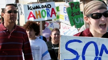 Gays y lesbianas,  cuando marchaban por una calle de LA   demandando respeto de sus derechos.