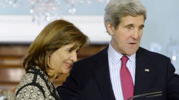 La canciller colombiana, María Ángela Holguín, y el secretario de Estado estadounidense John Kerry, tras rueda de prensa.