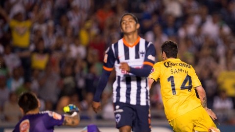 'Sambu' inician el festejo tras anotar el gol del triunfo sobre Jonathan Orozo.
