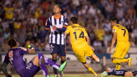'Sambu' inician el festejo tras anotar el gol del triunfo sobre Jonathan Orozo.